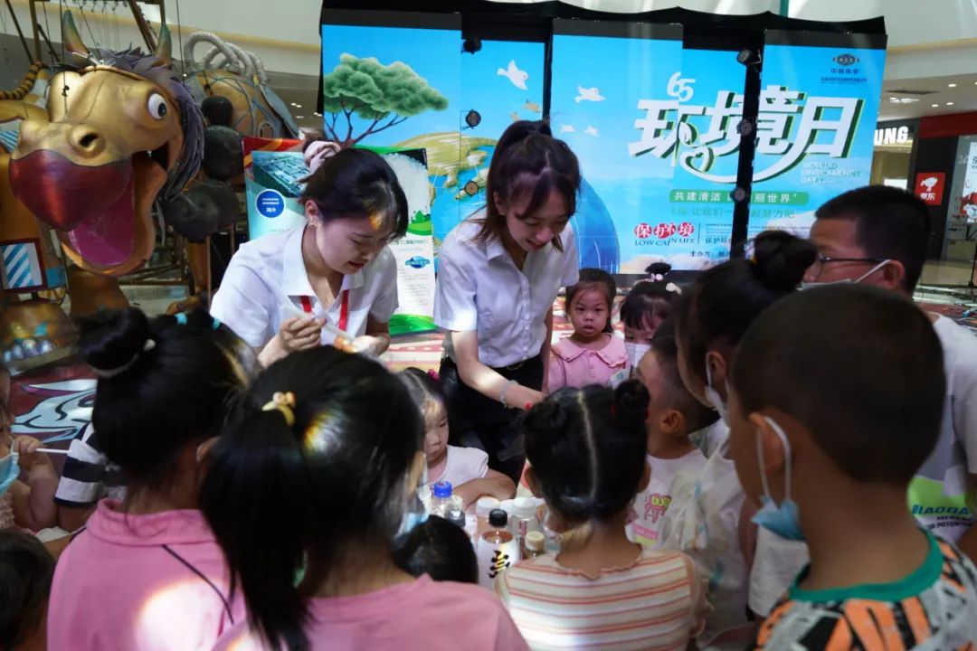 2022年6月3日，東華科技所屬東華天業(yè)公司聯(lián)合新疆建設兵團第八師石河子市生態(tài)環(huán)境局在新疆萬達商場舉辦“共建清潔美麗世界”六五環(huán)境日公益宣傳活動